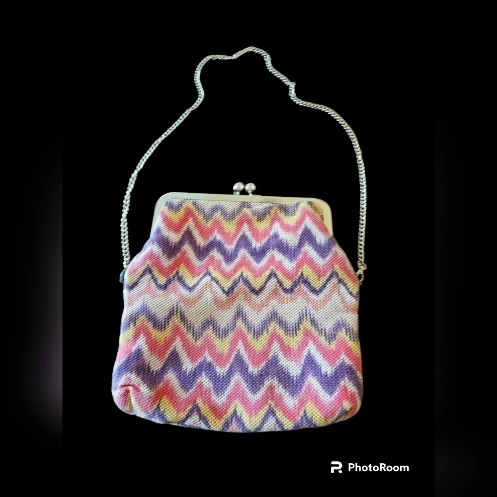 Street level kiss lock closure super fun purse.